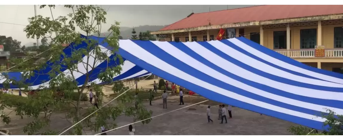 Dù che sân trường