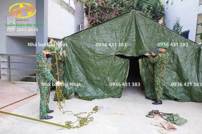 Nhà bạt dã chiến bộ đội đang lắp dựng