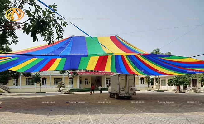 Dù che sân trường