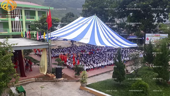 Dù che sân trường