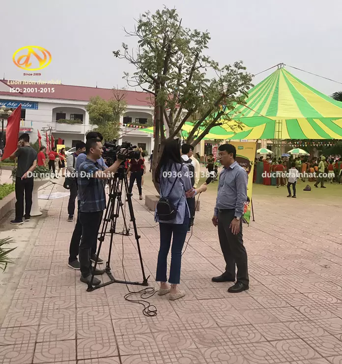 Dù che sân trường