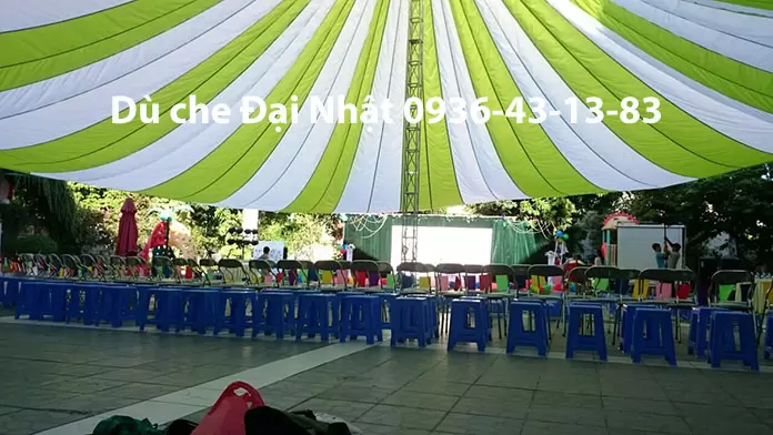 Dù che sân trường
