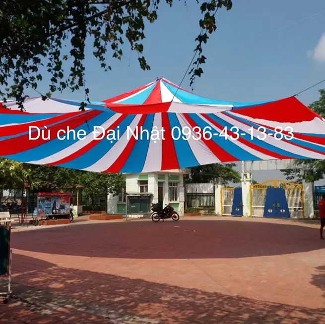 Dù che sân trường