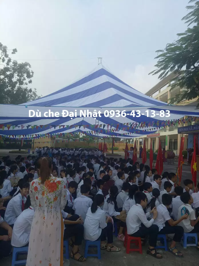 Dù che sân trường