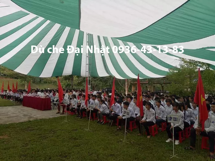 Dù che sân trường