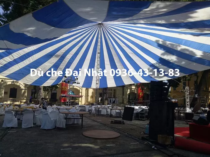 Dù che sân trường