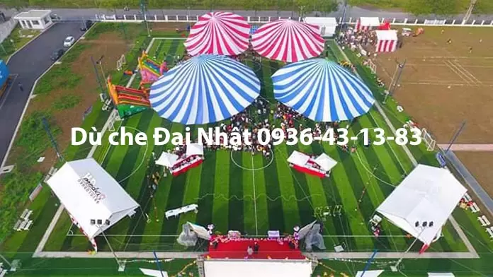 Dù che sân trường