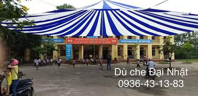Dù che sân trường