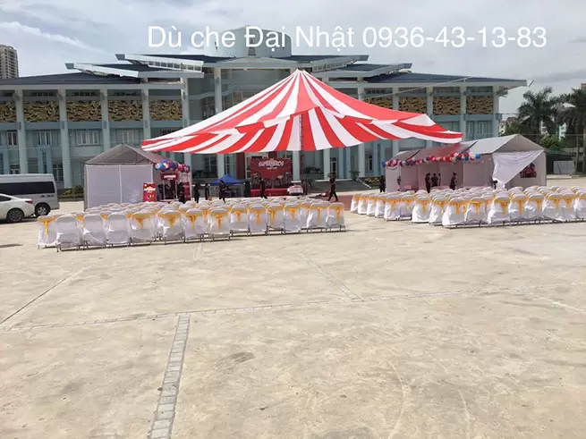 Dù che sân trường