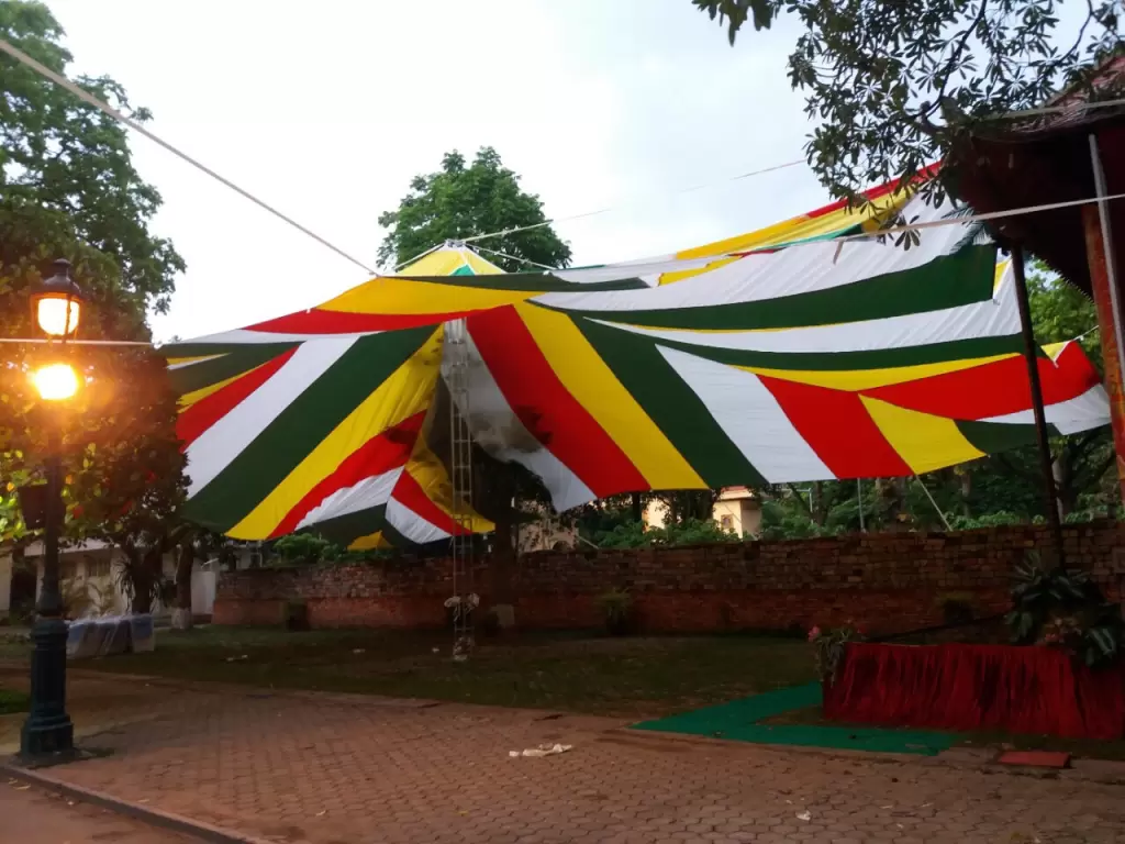 Dù che sân trường