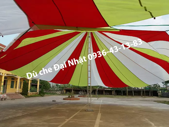 Dù che sân trường