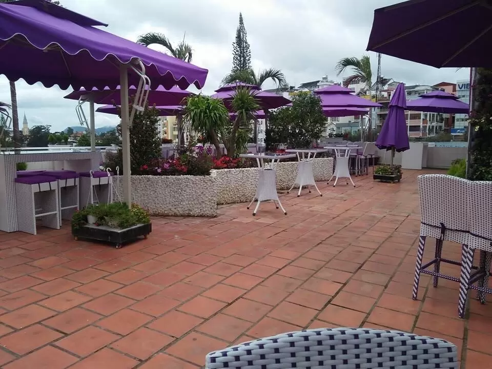 Dù nắng lệch tâm là gì? Bảng giá dù lệch tâm