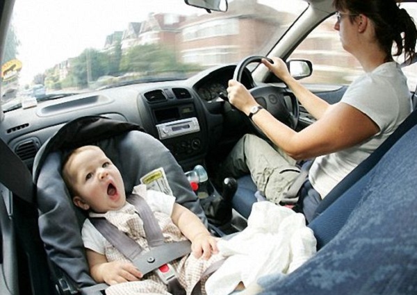 Để trẻ ngồi quá lâu trong oto dưới thời tiết nóng có thể dẫn đến tử vong 