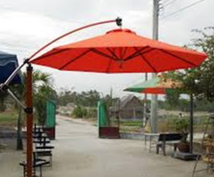 Dù tròn lệch tâm che quán cafe