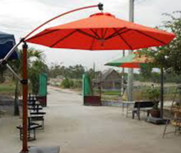 Dù tròn lệch tâm che quán cafe